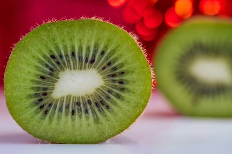 how to cut a kiwi